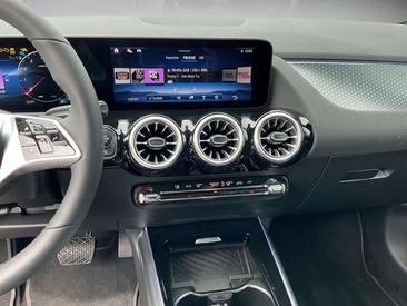 Mercedes GLA 180 — photo 13