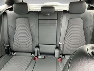 Mercedes GLA 180 — photo 14