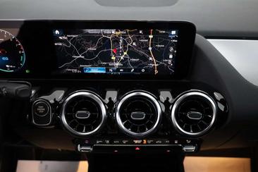 Mercedes GLA 250e — photo 11