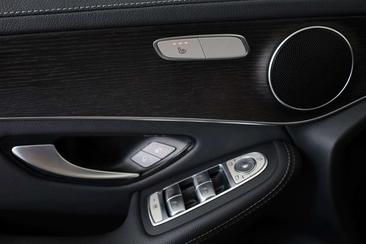Mercedes GLC 300 — photo 20