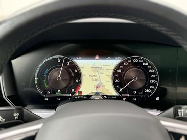 Volkswagen Touareg R EHybrid — photo 15