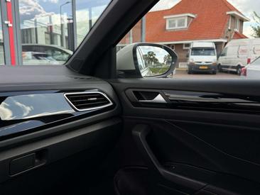 Volkswagen T-Roc 1.5 TSI — photo 39