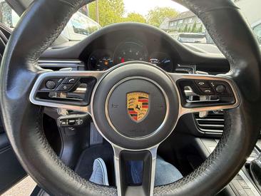 Porsche Macan — photo 16
