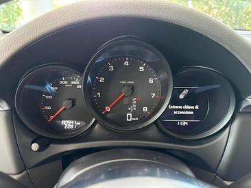 Porsche Macan — photo 10
