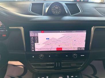 Porsche Macan — photo 17