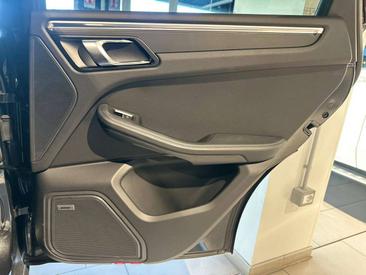 Porsche Macan — photo 32