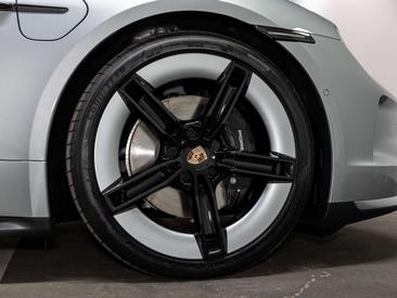 Porsche Taycan — photo 10