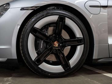 Porsche Taycan — photo 11