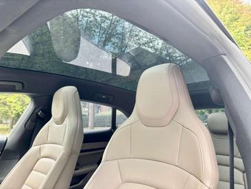 Porsche Taycan — photo 17