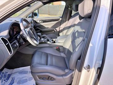 Porsche Cayenne III — photo 14