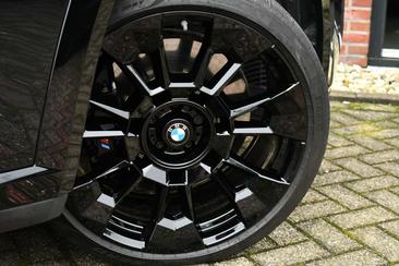 BMW XM 50e — photo 8