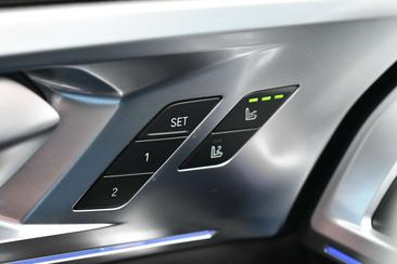 BMW XM 50e — photo 17