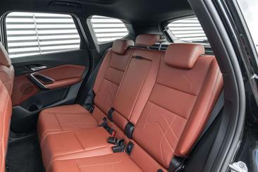 BMW IX1 EDrive20 — photo 38
