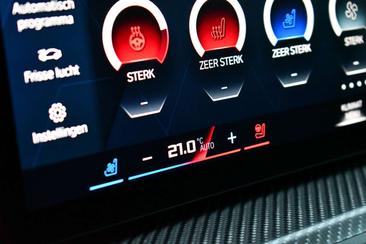 BMW XM 50e — photo 41