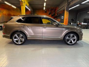 Bentley Bentayga V8 — photo 8