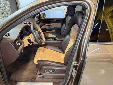 Bentley Bentayga V8 — photo 12