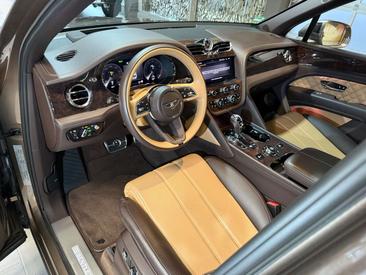 Bentley Bentayga V8 — photo 13