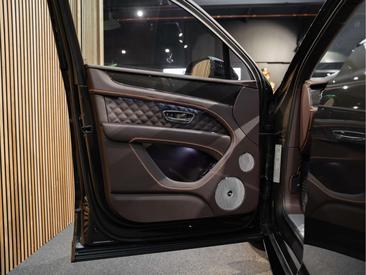 Bentley Bentayga V8 — photo 21