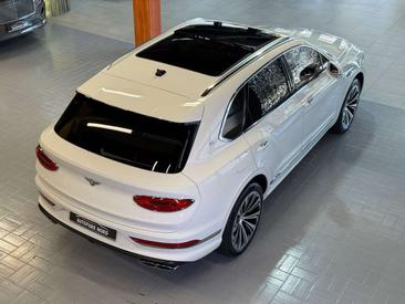 Bentley Bentayga V8 — photo 10