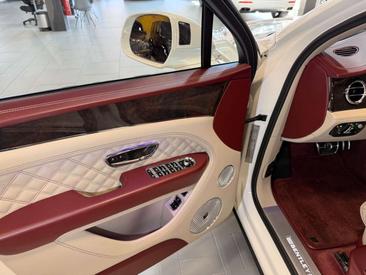 Bentley Bentayga V8 — photo 13