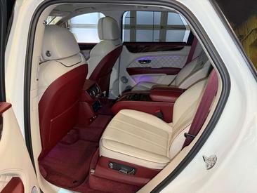 Bentley Bentayga V8 — photo 14