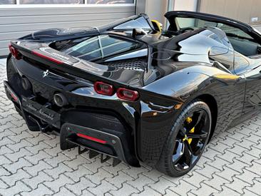 Ferrari SF90 Spider — photo 9