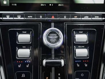 Aston Martin DB12 V8 — photo 14