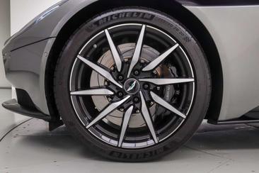 Aston Martin DB11 V8 — photo 6