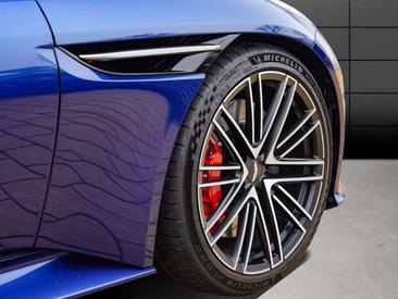 Aston Martin DB12 V8 — photo 9