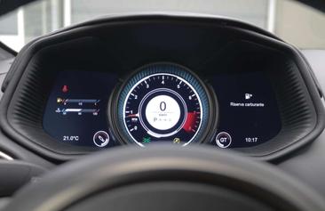 Aston Martin DB11 V8 — photo 15