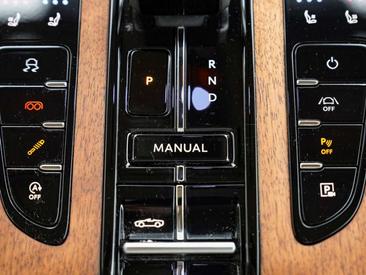 Aston Martin DB12 V8 — photo 15