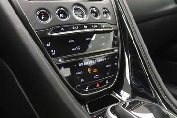 Aston Martin DB11 V8 — photo 21