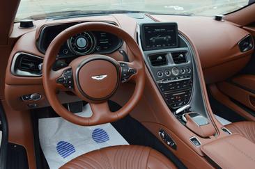 Aston Martin DB11 V8 — photo 9