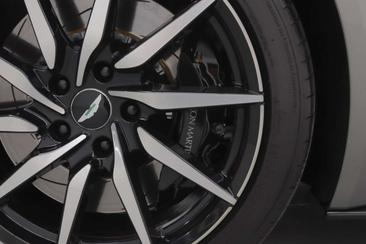 Aston Martin DB11 V8 — photo 31