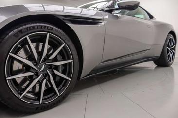 Aston Martin DB11 V8 — photo 32