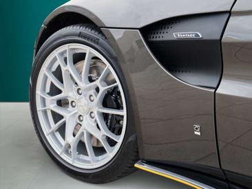Aston Martin Vantage V8 — photo 18