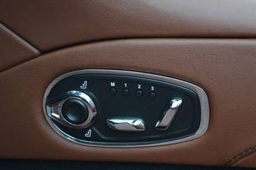 Aston Martin DB11 V8 — photo 14