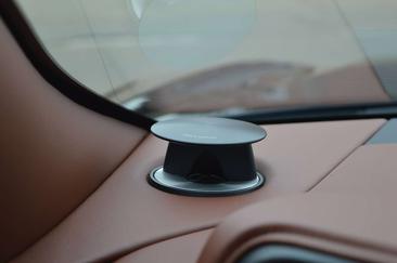 Aston Martin DB11 V8 — photo 15