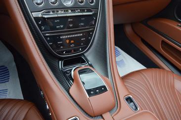 Aston Martin DB11 V8 — photo 18