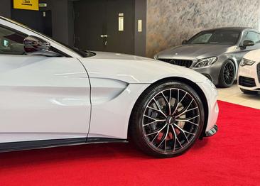 Aston Martin Vantage V8 — photo 18
