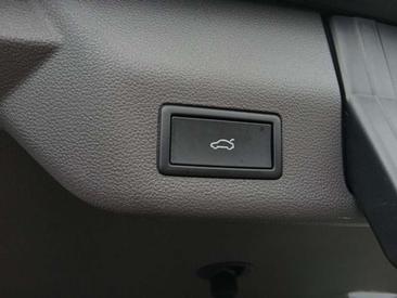 Volkswagen Multivan Van 2.0 TDI — photo 20