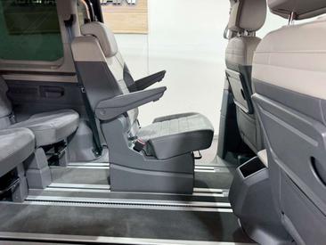Volkswagen Multivan Van 2.0 TDI — photo 14