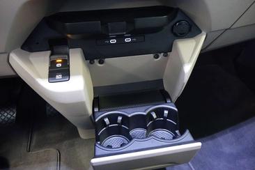 Volkswagen Multivan Van 1.5 TSI — photo 11