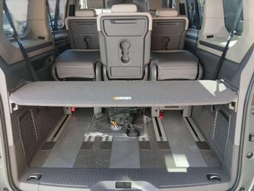 Volkswagen Multivan Van 2.0 TDI — photo 20