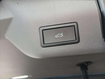 Volkswagen Multivan Van 2.0 TDI — photo 21