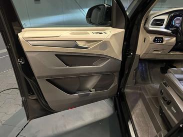 Volkswagen Multivan Van 2.0 TDI — photo 13