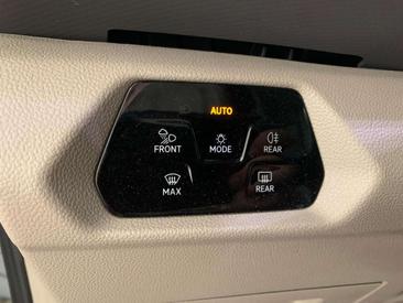 Volkswagen Multivan Van 2.0 TDI — photo 10