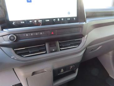 Volkswagen Multivan Van 2.0 TDI — photo 11
