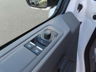 Volkswagen Multivan Van 2.0 TDI — photo 12