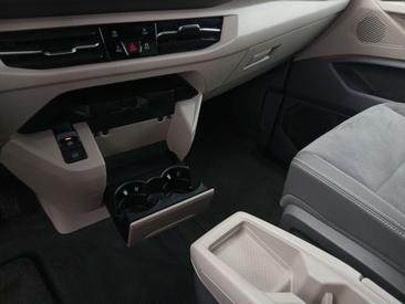 Volkswagen Multivan Van 2.0 TDI — photo 17